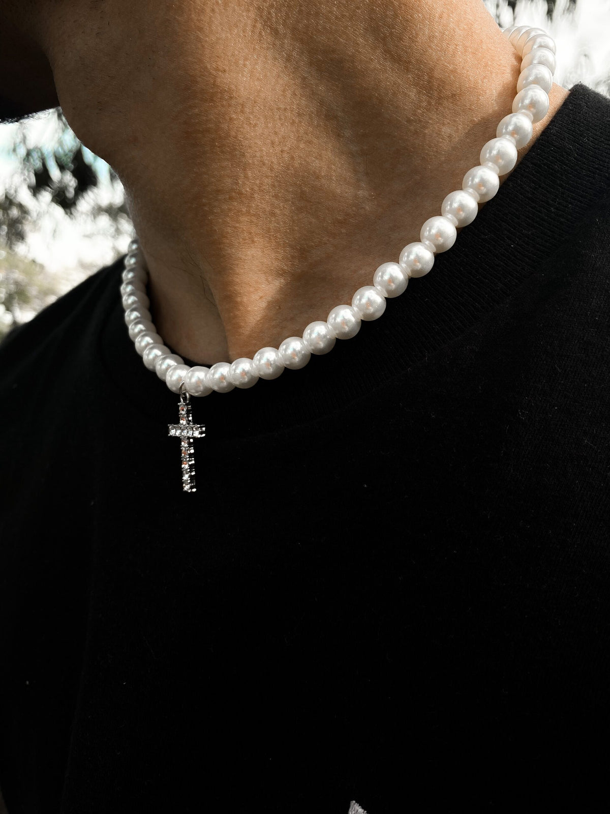 Collar de perlas con dije de cruz