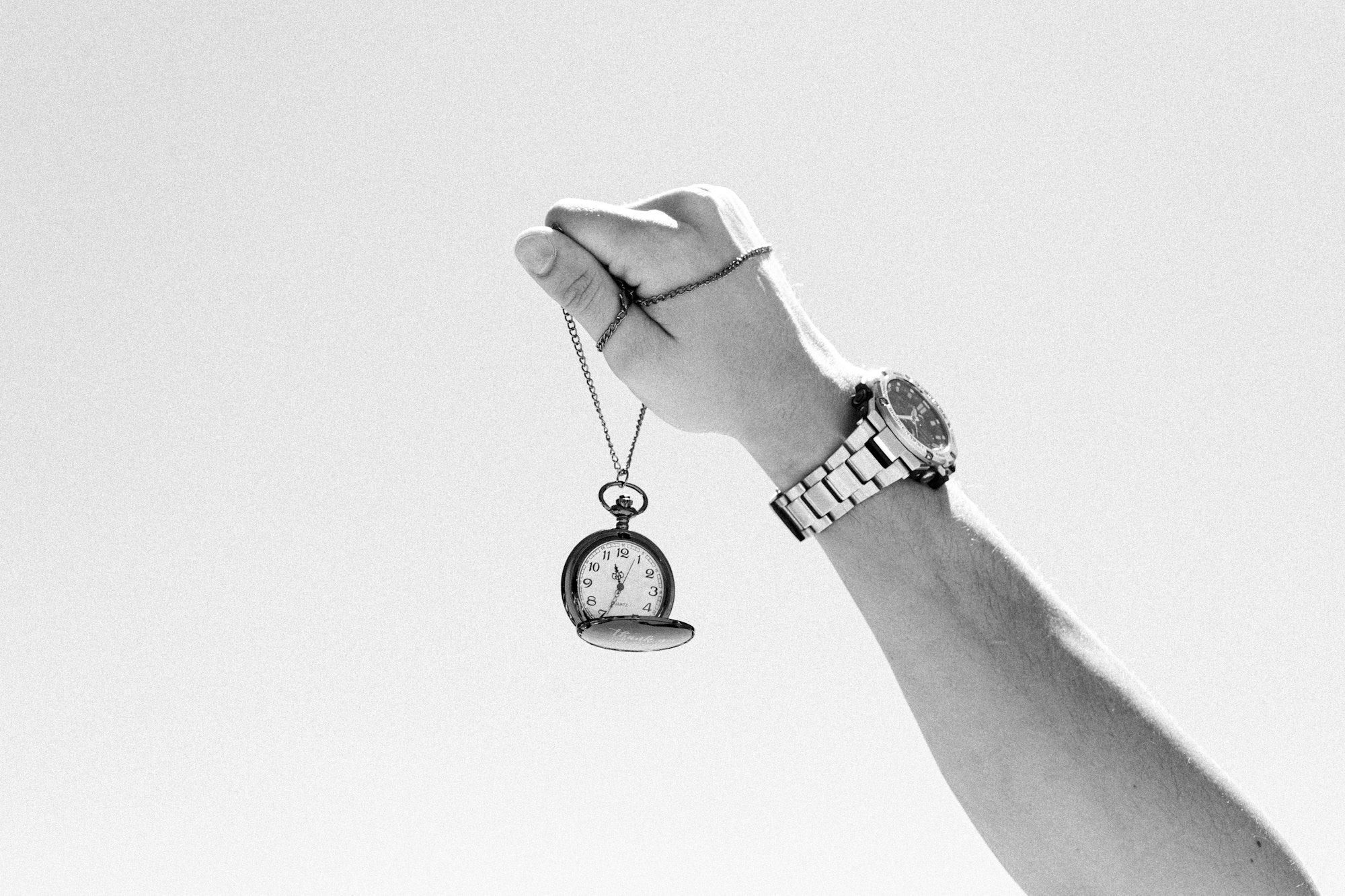 Mano levantada con un reloj en la muñeca