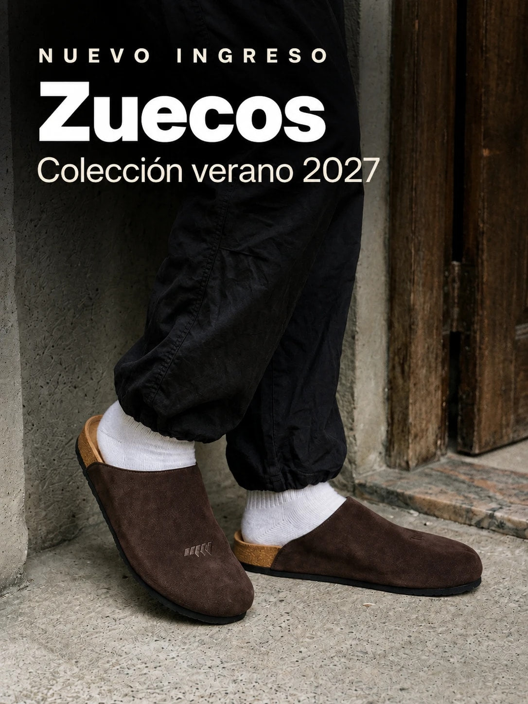 Zuecos marrones de gamuza, nuevo ingreso colección verano 2027 de Hena.ax