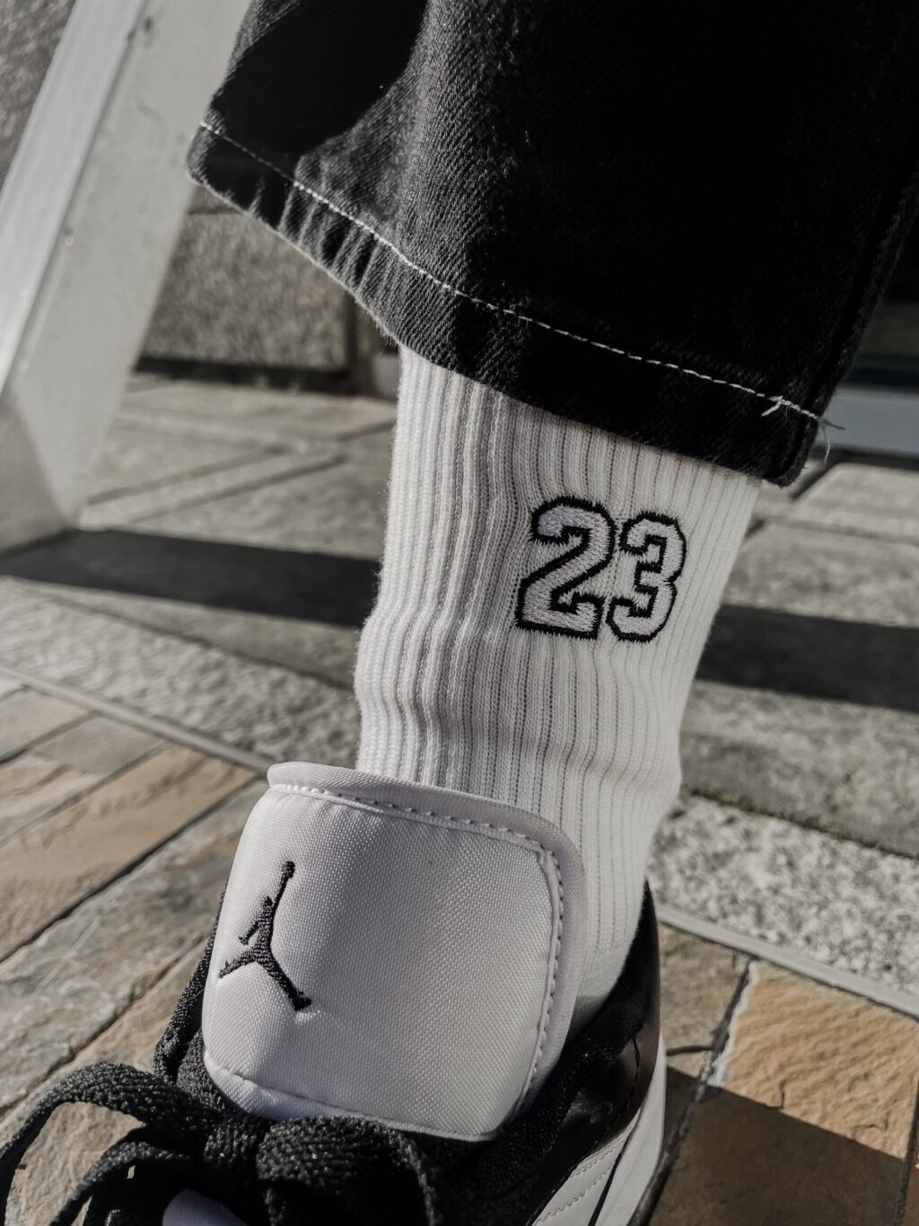 Socks modelo 23 en blanco y negro - Imagen 3