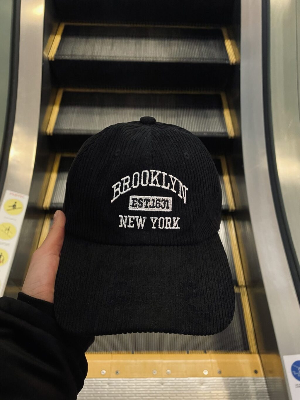 Gorra brooklyn de pana en negro