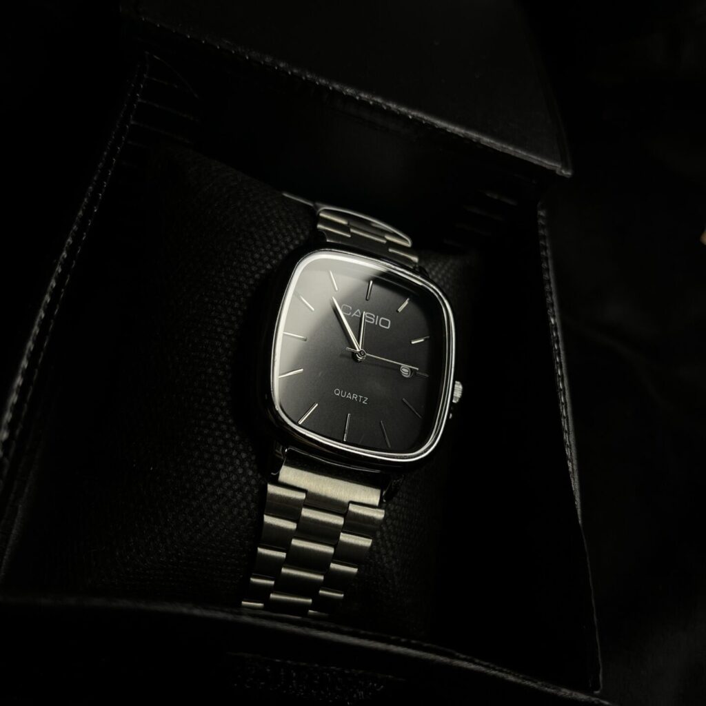 Reloj Casio Quartz Plateado y negro IVA INC